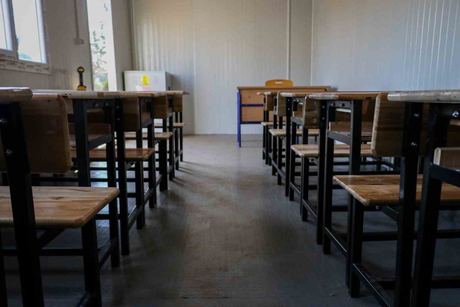 Öğrencilerin En Anlamlı Ödevi: Deprem Bölgesindeki Öğrencilere Güneş Enerjili Konteyner Sınıf Yapıyorlar