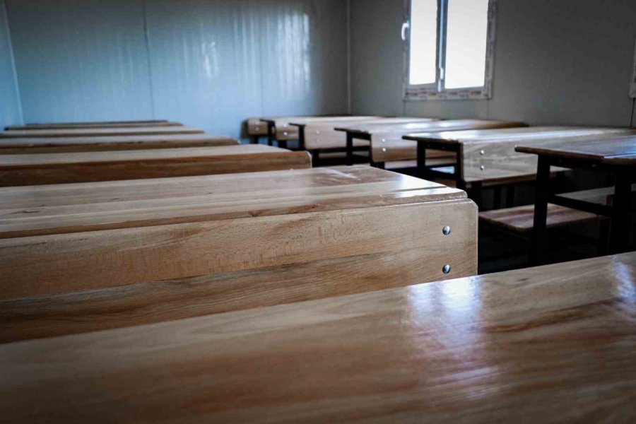 Öğrencilerin En Anlamlı Ödevi: Deprem Bölgesindeki Öğrencilere Güneş Enerjili Konteyner Sınıf Yapıyorlar