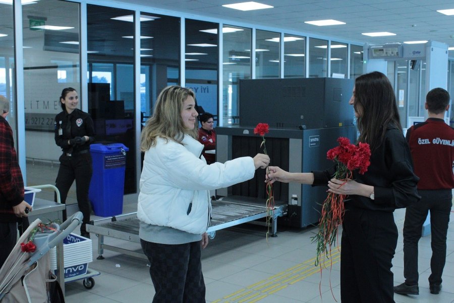 Gazipaşa’da Kadın Yolcular Çiçeklerle Karşılandı