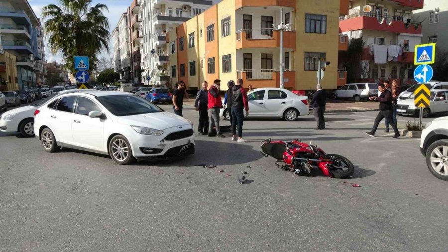 Motosiklet İle Otomobil Çarpıştı: 1 Yaralı