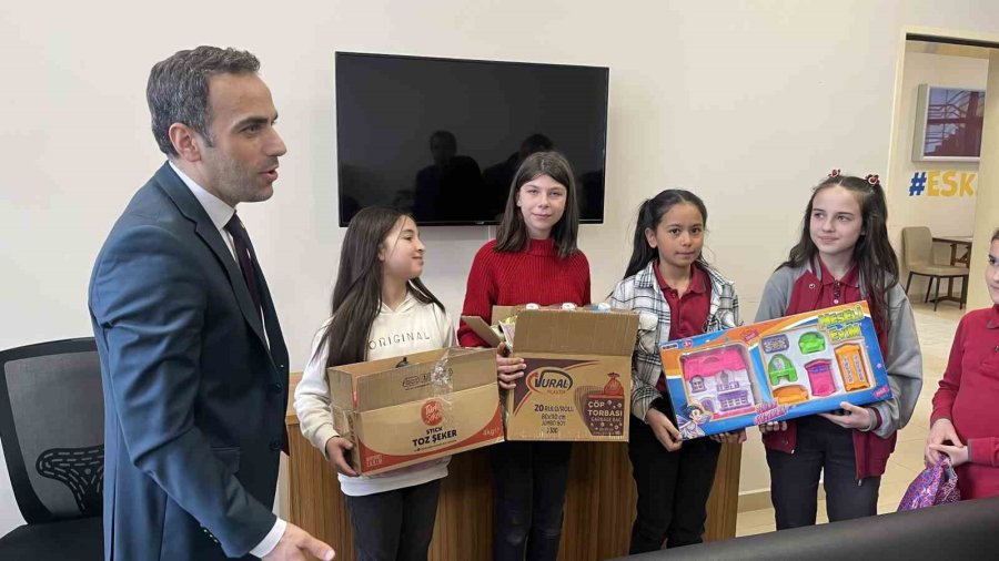 Minikler Depremzede Arkadaşlarıyla Oyuncaklarını Paylaştı