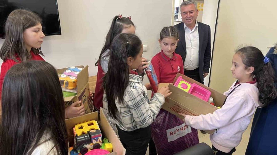 Minikler Depremzede Arkadaşlarıyla Oyuncaklarını Paylaştı
