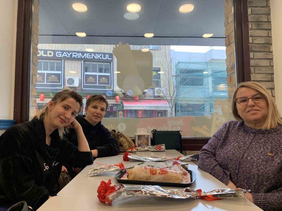 Yemek Yemek İçin Gelen Kadınlar Karanfillerle Karşılandı