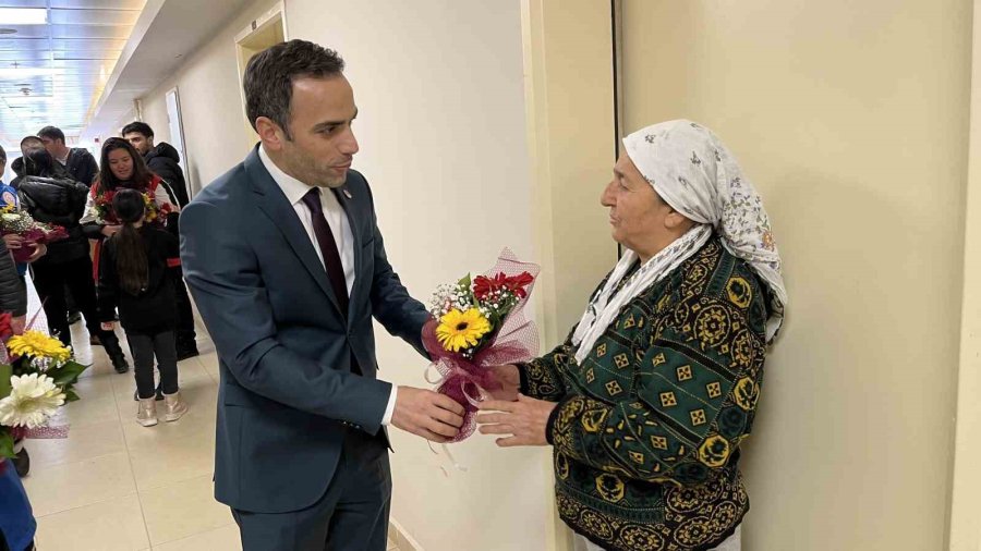 Kyk Yurdunda Kalan Depremzede Kadınların Günü Kutlandı