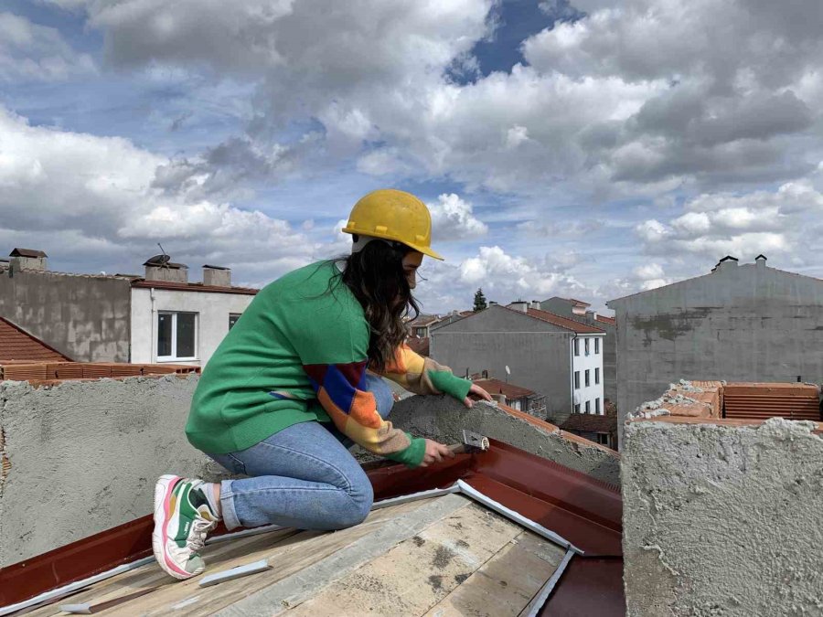 24 Yaşındaki Kadın Çatı Ustası Baba Mesleğini Devam Ettiriyor