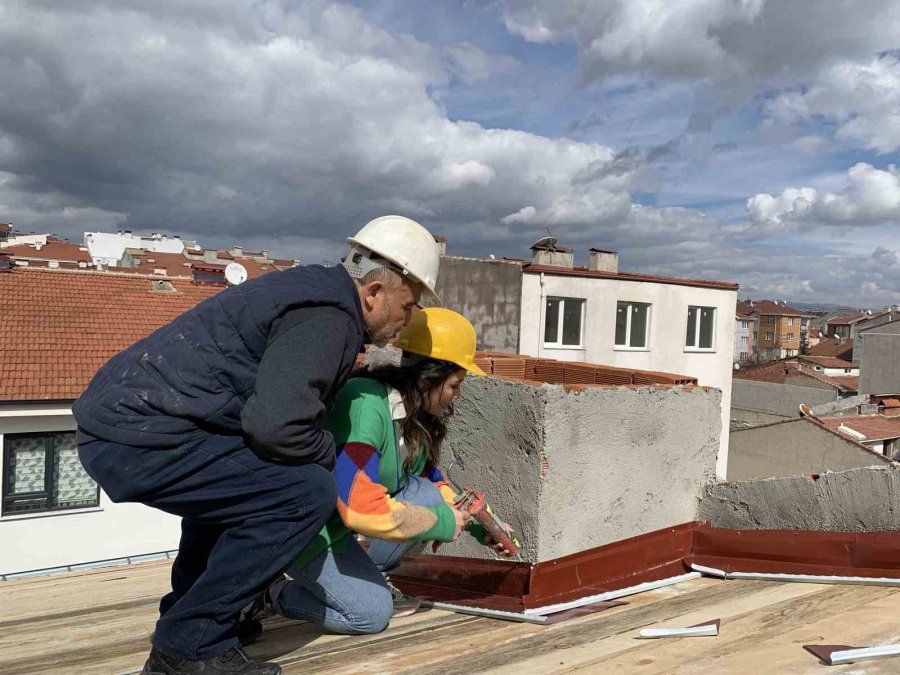 24 Yaşındaki Kadın Çatı Ustası Baba Mesleğini Devam Ettiriyor