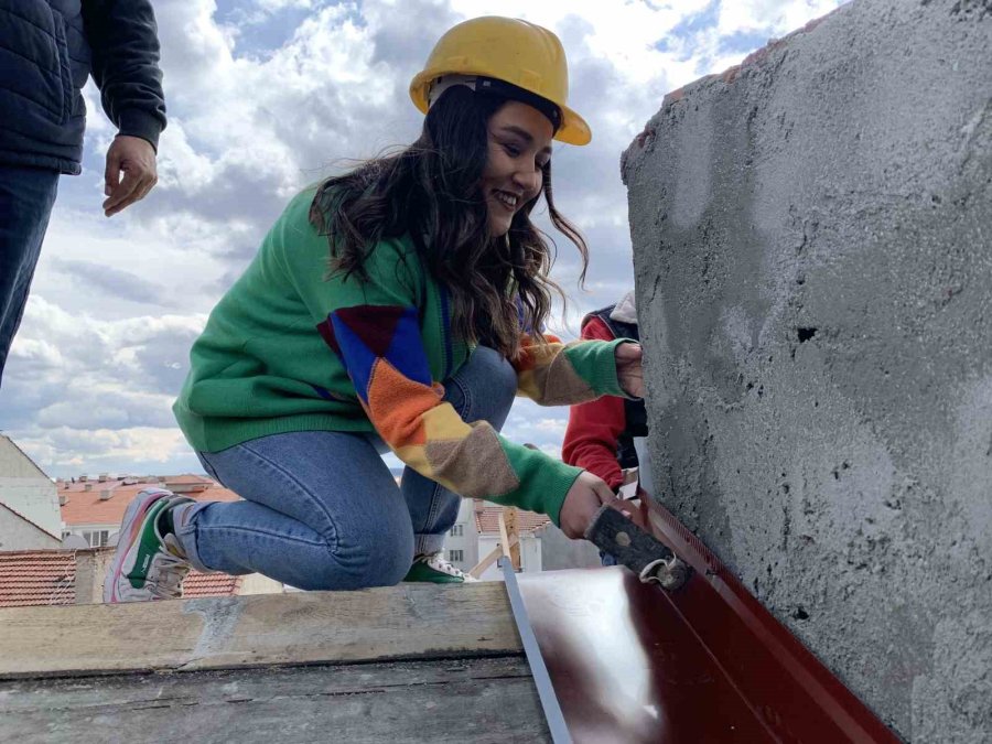 24 Yaşındaki Kadın Çatı Ustası Baba Mesleğini Devam Ettiriyor