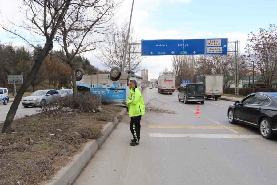 Bir Aracın Çarpması Sonucu Takla Atan Kamyonetin Sürücüsü Yaralandı