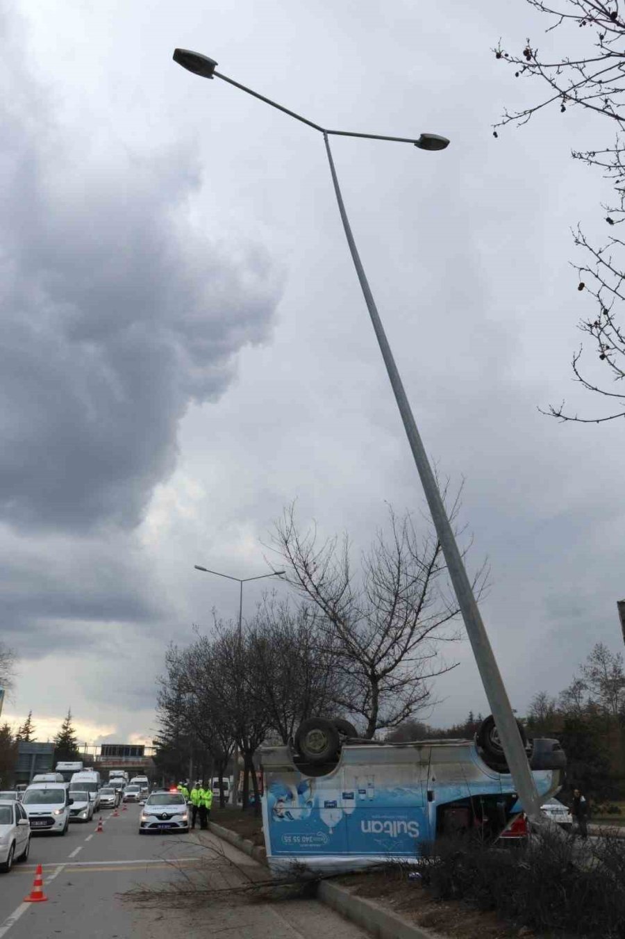 Bir Aracın Çarpması Sonucu Takla Atan Kamyonetin Sürücüsü Yaralandı