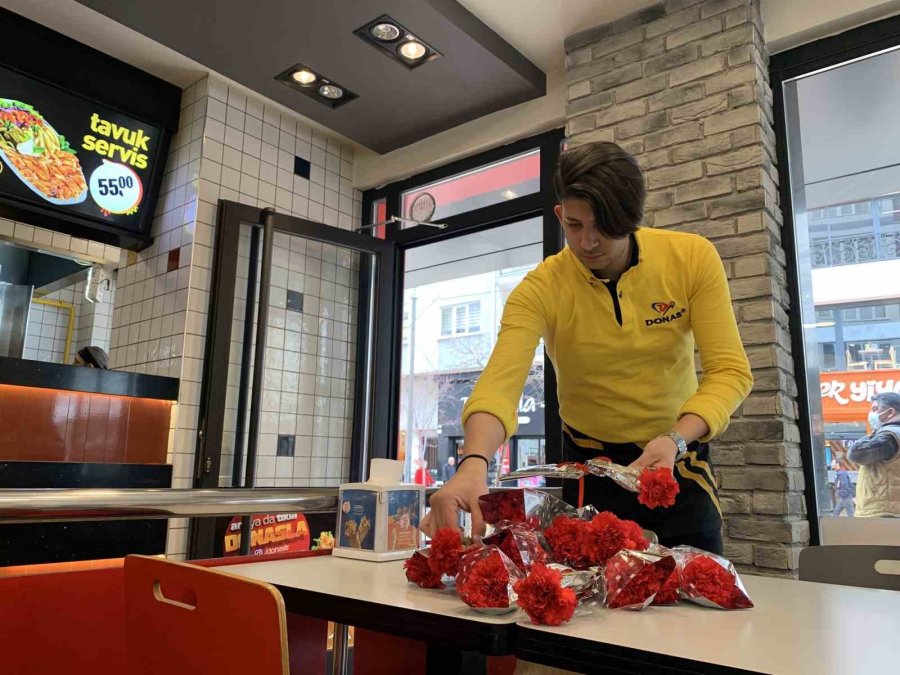 Yemek Yemek İçin Gelen Kadınlar Karanfillerle Karşılandı