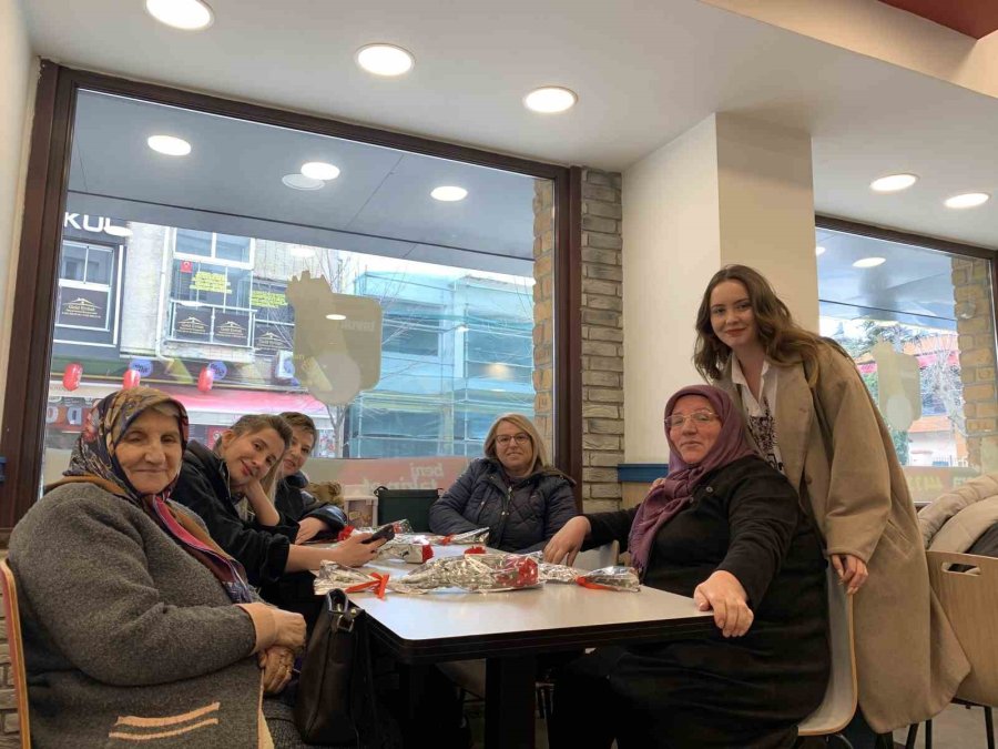 Yemek Yemek İçin Gelen Kadınlar Karanfillerle Karşılandı