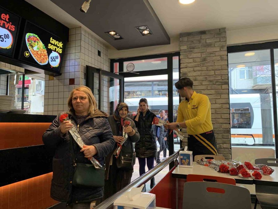 Yemek Yemek İçin Gelen Kadınlar Karanfillerle Karşılandı