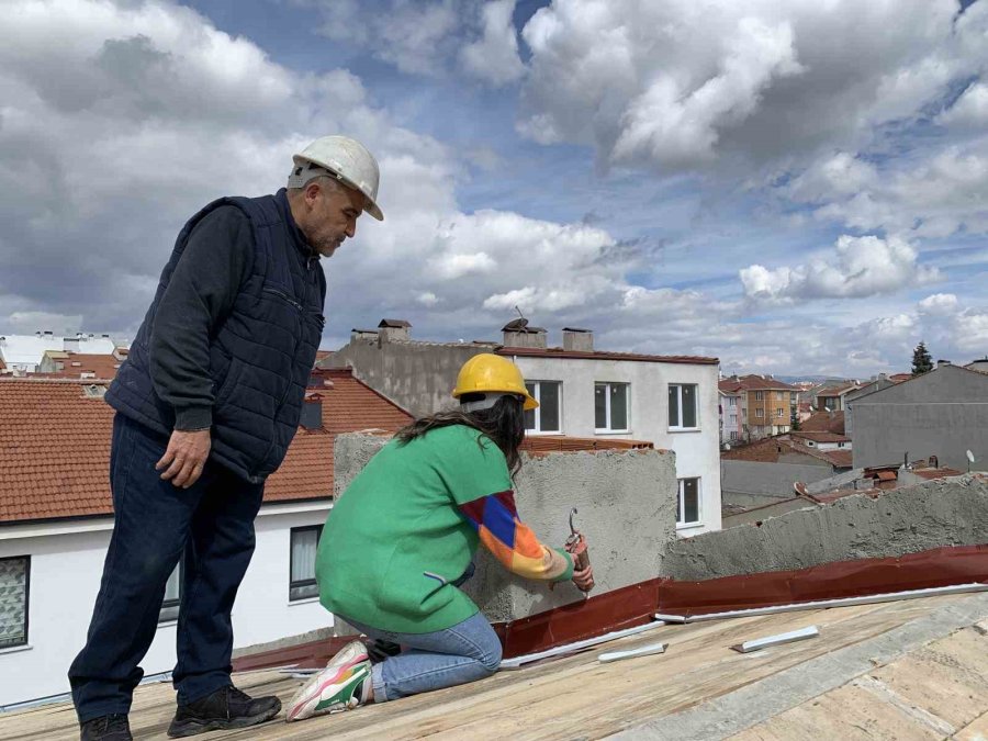 24 Yaşındaki Kadın Çatı Ustası Baba Mesleğini Devam Ettiriyor