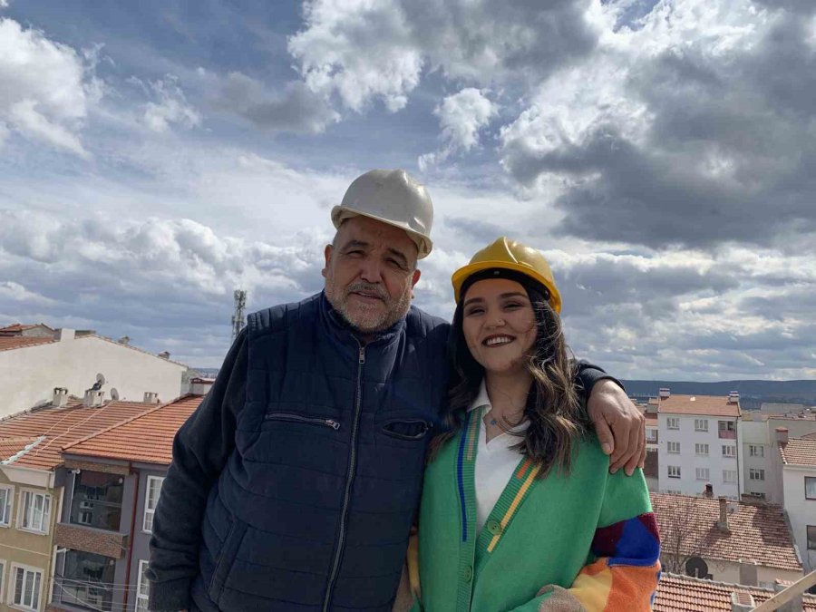 24 Yaşındaki Kadın Çatı Ustası Baba Mesleğini Devam Ettiriyor