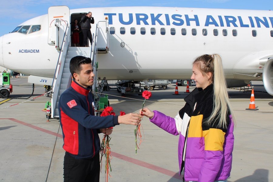 Gazipaşa’da Kadın Yolcular Çiçeklerle Karşılandı