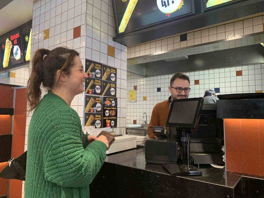 Yemek Yemek İçin Gelen Kadınlar Karanfillerle Karşılandı