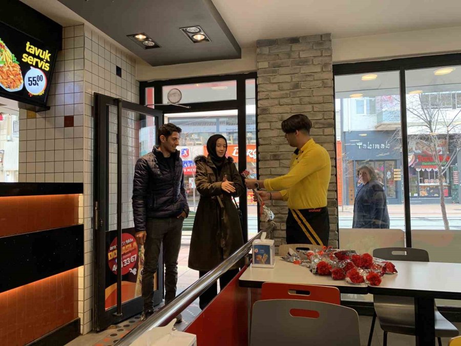 Yemek Yemek İçin Gelen Kadınlar Karanfillerle Karşılandı