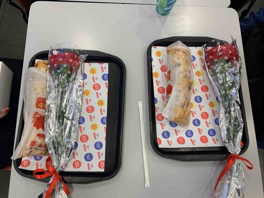 Yemek Yemek İçin Gelen Kadınlar Karanfillerle Karşılandı