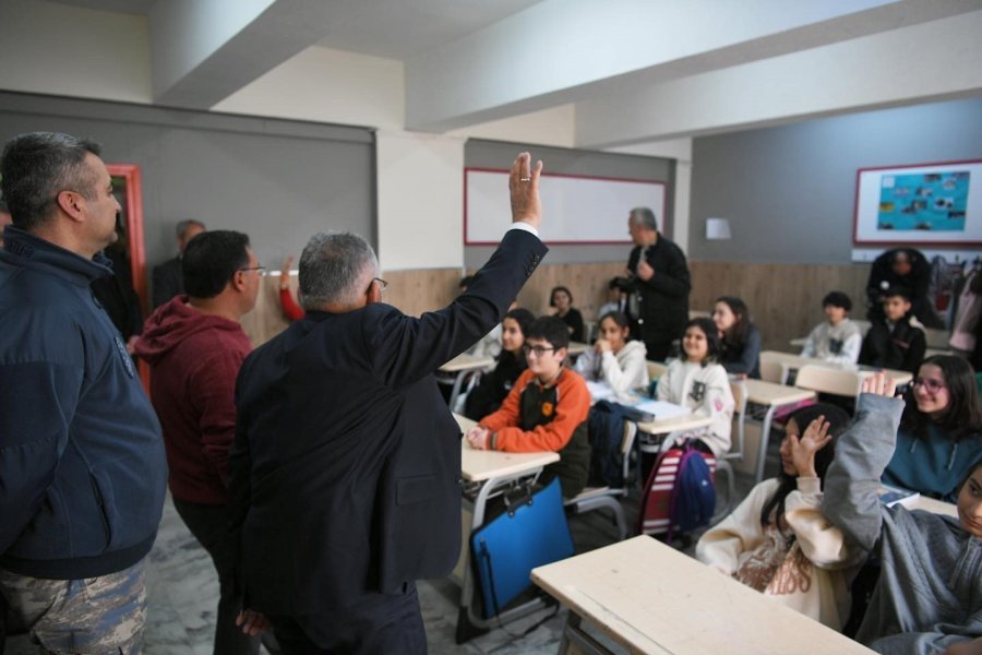 Vali Çiçek Ve Başkan Büyükkılıç’tan Eğlenceli ‘deprem Bilinçlendirmesi’