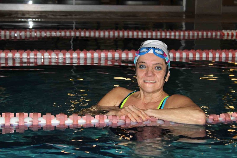 Kadın Yüzücüler Kulvarda Rakip Tanımıyor