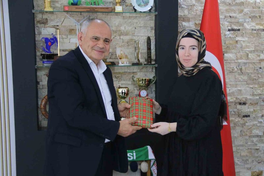 Başkan Öztürk, Kadın Personelin Gününü Kutladı