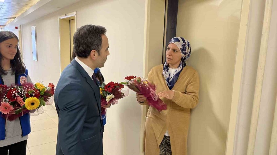 Kyk Yurdunda Kalan Depremzede Kadınların Günü Kutlandı