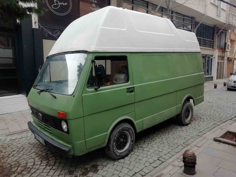 Her Sabah Şoför Koltuğunda Bekleyen Sevimli Köpek Merak Konusu Oldu