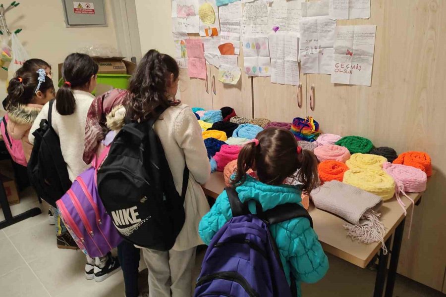 İlkokul Öğrenciler Depremzede Çocuklar İçin Ördükleri Atkıları Karaman’a Gönderdi