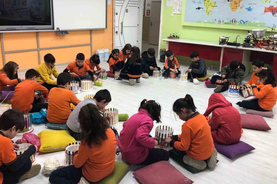 İlkokul Öğrenciler Depremzede Çocuklar İçin Ördükleri Atkıları Karaman’a Gönderdi