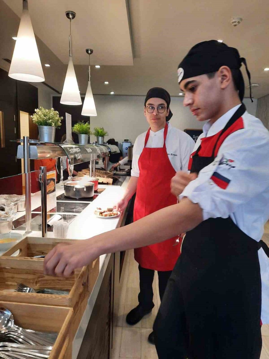 Lise Öğrencileri Erasmus Programı Çerçevesinde 3 Hafta Staj Yaptı