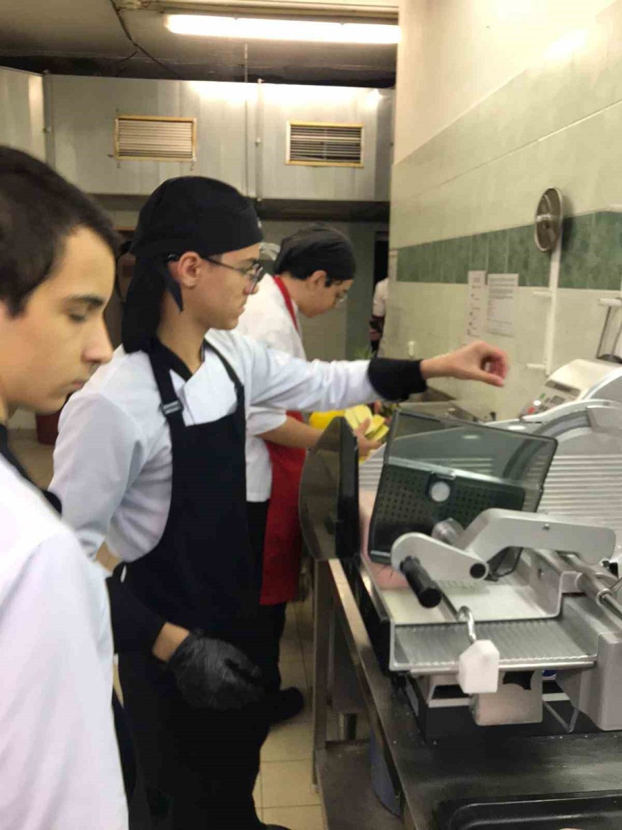 Lise Öğrencileri Erasmus Programı Çerçevesinde 3 Hafta Staj Yaptı