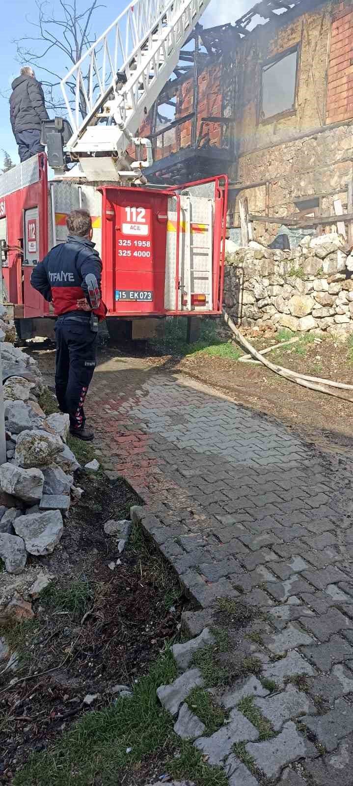 2 Katlı Ev Çıkan Yangında Kullanılamaz Hale Geldi