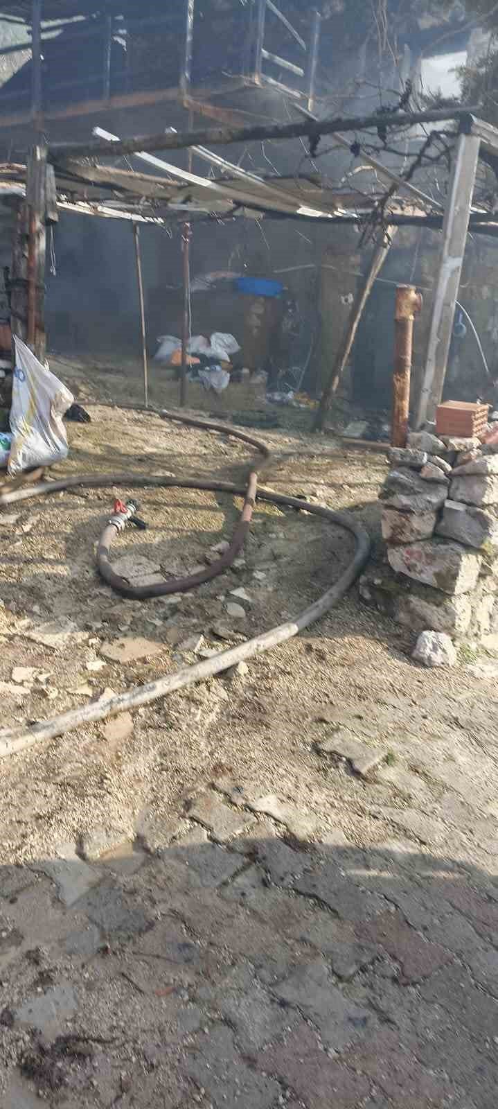 2 Katlı Ev Çıkan Yangında Kullanılamaz Hale Geldi