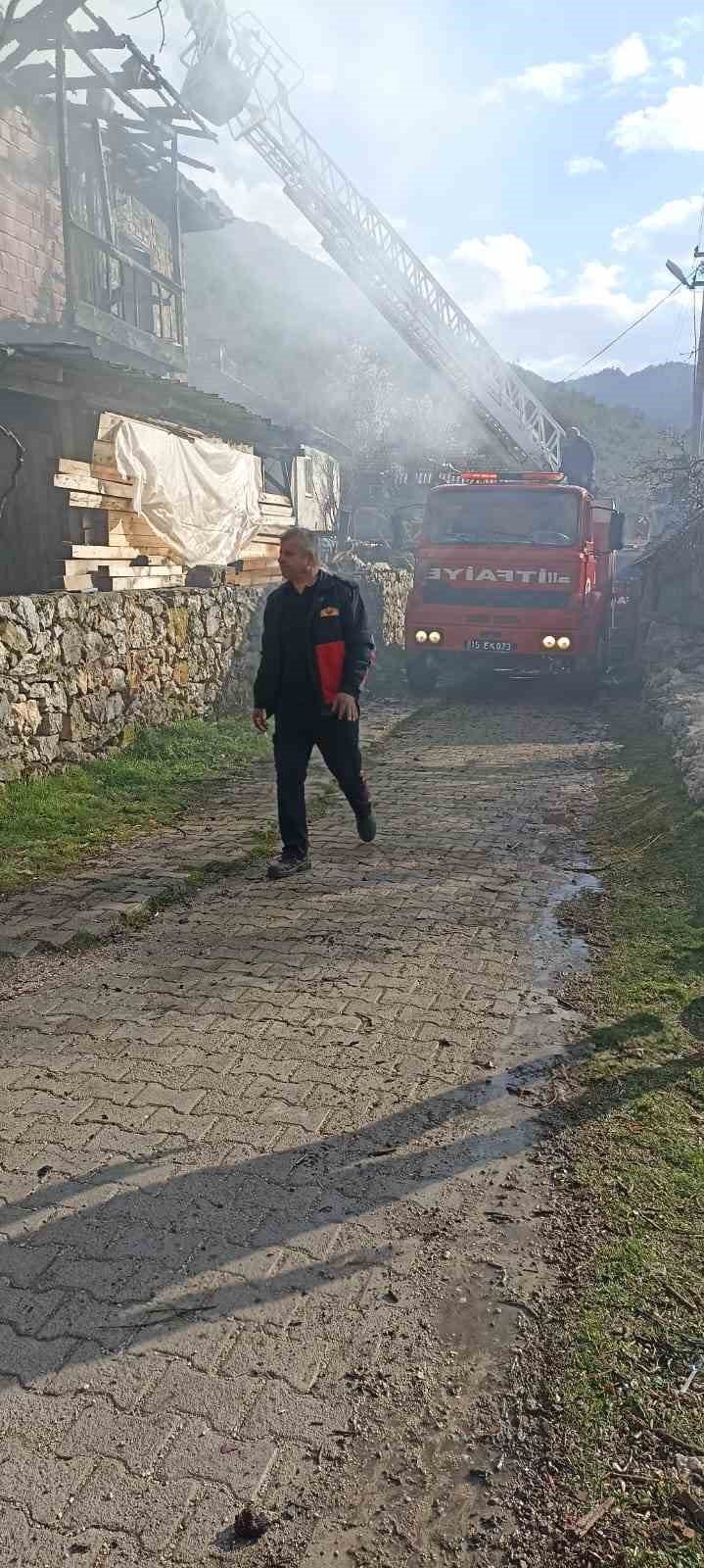 2 Katlı Ev Çıkan Yangında Kullanılamaz Hale Geldi