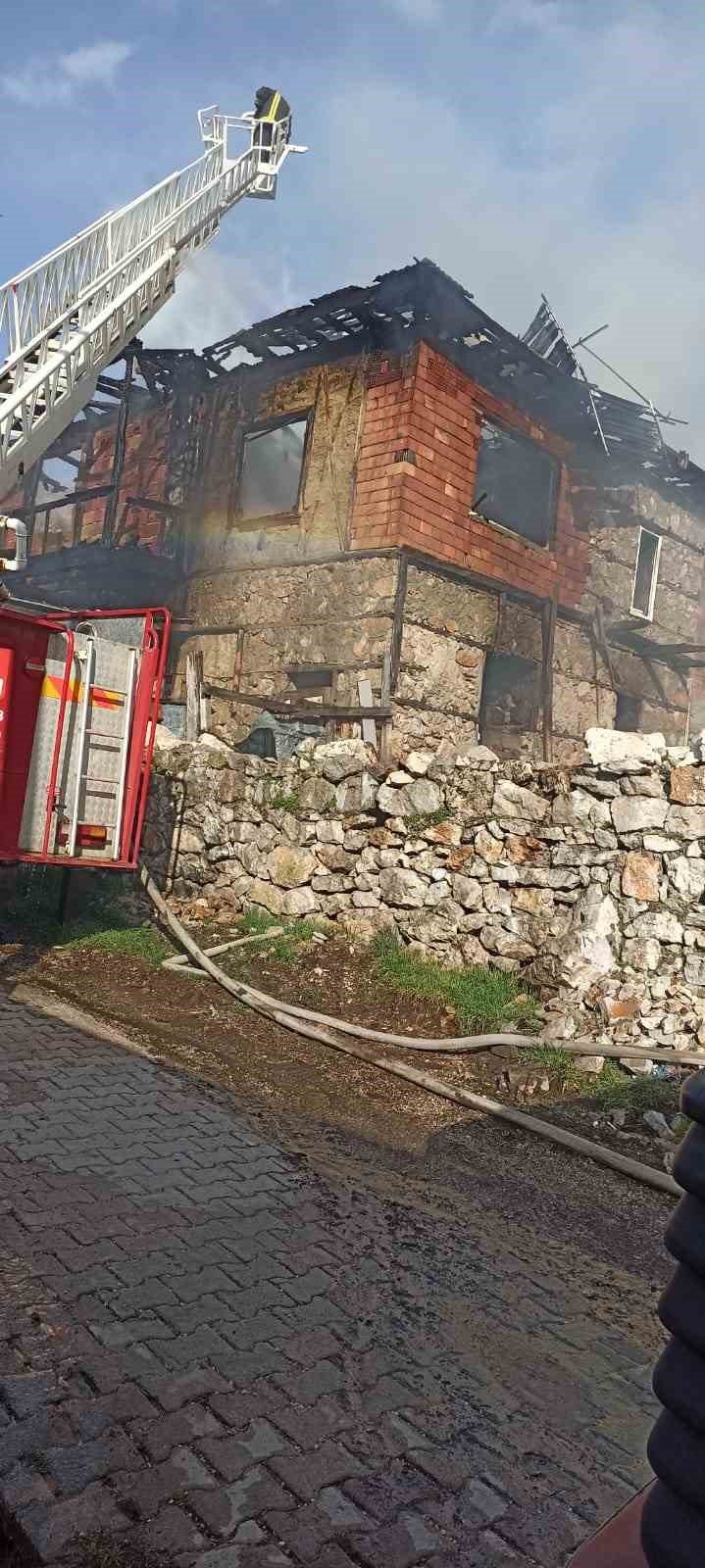 2 Katlı Ev Çıkan Yangında Kullanılamaz Hale Geldi