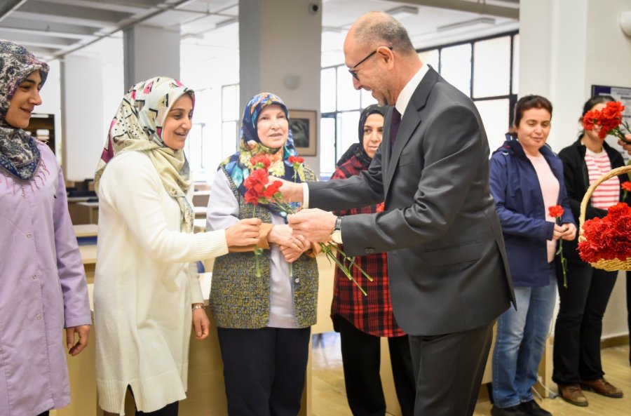Anadolu Üniversitesinde 8 Mart Dünya Kadınlar Günü Çiçeklerle Kutlandı