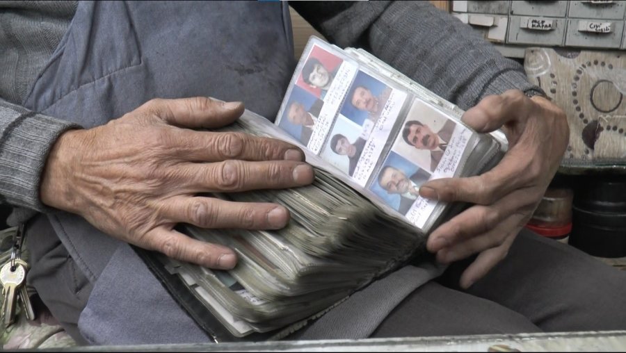 Yıllarca Müşterilerinin Vesikalıklarını Topladı