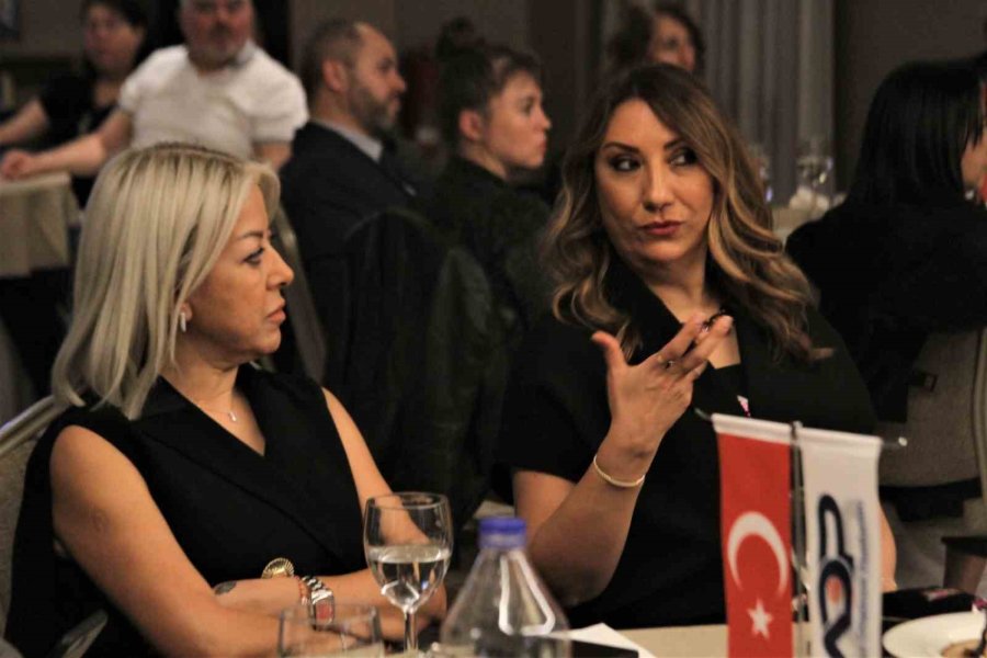 Antalya’da "8 Mart 8 Kadın" Temalı Anma Gecesi Gerçekleştirildi