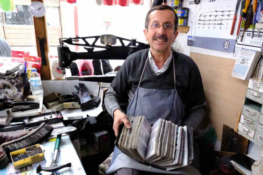 Yıllarca Müşterilerinin Vesikalıklarını Topladı