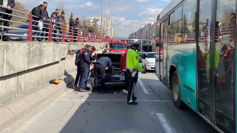 4 Araç Birbirine Girdi: 1 Yaralı