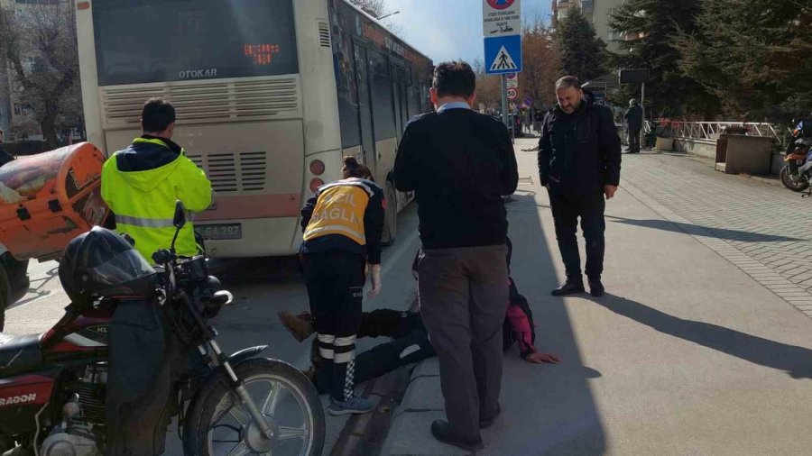 Motosikletli Kurye Otobüse Arkadan Çarptı