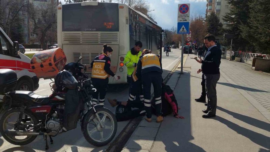 Motosikletli Kurye Otobüse Arkadan Çarptı