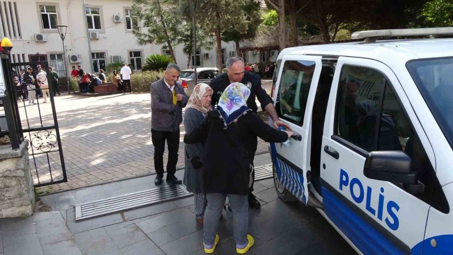 Depremde Ölen Polisin Annesine Antalya Polisi Sahip Çıktı