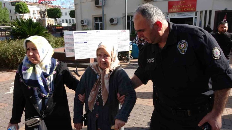 Depremde Ölen Polisin Annesine Antalya Polisi Sahip Çıktı