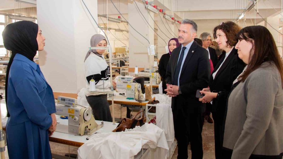 Sü’de Depremzedeler İçin Tekstil Ürünleri Ve Oyuncaklar Hazırlanıyor