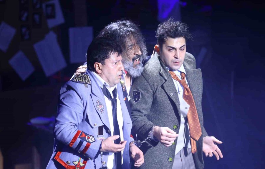 Aşt’nin Yeni Oyunu “polisler” Seyirciyle Buluştu