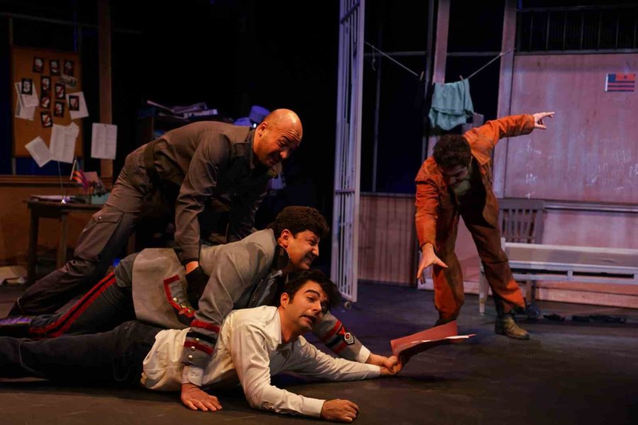 Aşt’nin Yeni Oyunu “polisler” Seyirciyle Buluştu