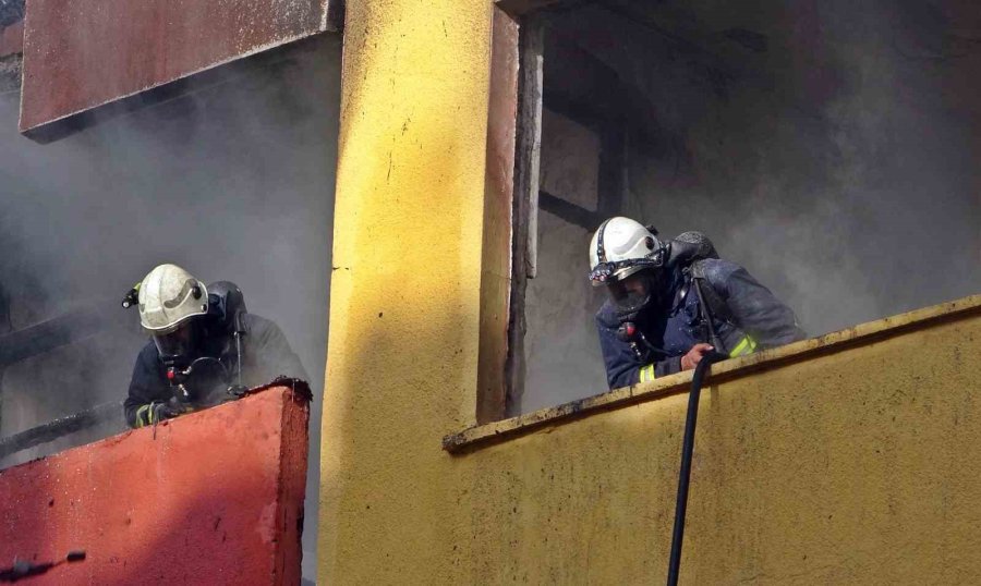 Kentsel Dönüşüme Giren Binadaki Yangın Mahalleliyi Tedirgin Etti