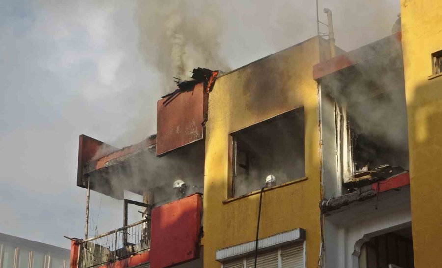 Kentsel Dönüşüme Giren Binadaki Yangın Mahalleliyi Tedirgin Etti
