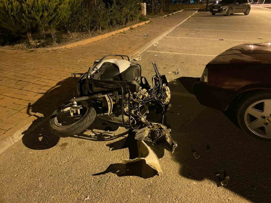 Otomobille Motosiklet Çarpıştı: 1 Yaralı